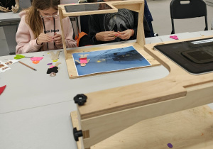 Uczniowie klasy szóstej tworzący animacje techniką poklatkową na tabletach