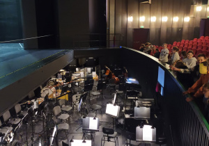 Uczniowie klasy ósmej na warsztatach w Teatrze Wielkim.