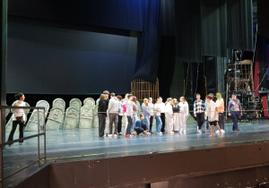Uczniowie klasy ósmej na scenie Teatru Wielkiego.