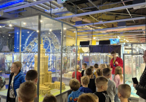 Dzieci z przewodnikiem podczas wystawy Lego