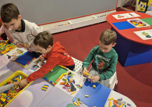 Dzieci wykonują konstrukcje z klocków.