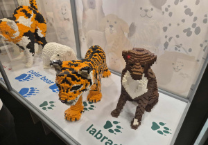Konstrukcje z klocków lego przedstawiające zwierzęta.