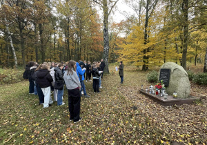 Uczniowie podczas wizyty na cmentarzu wojennym.