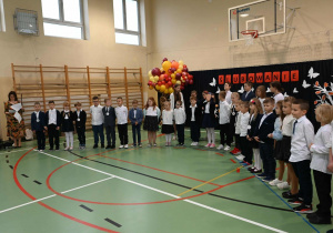 Uczniowie klasy pierwszej podczas przedstawienia.