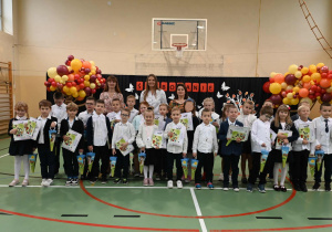 Uczniowie klasy pierwszej podczas przedstawienia.