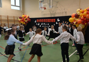 Uczniowie klasy pierwszej podczas występu.