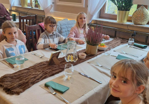 Dzieci oczekują na obiad w restauracji