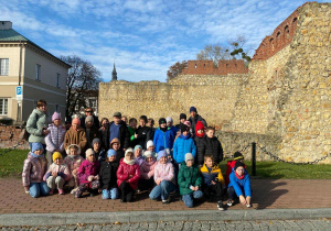 Uczniowie klasy 2 i 3 przy murach obronnych w Wieluniu.
