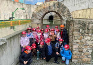 Uczniowie klasy 3 pod Łaźnią Parową.