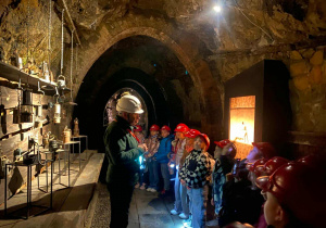 Dzieci podczas zwiedzania sztolni