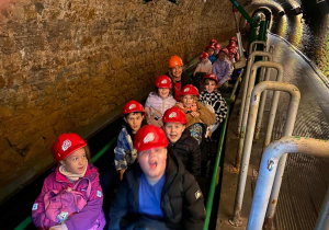 Uczniowie klasy 3 podczas spływu łódką.