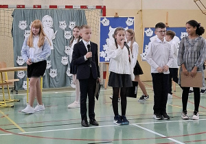 Prowadzący zapowiadający piosenkę od klasy IV A