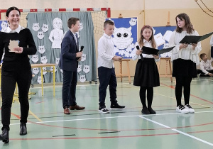 Michał i Wojtek podczas wręczania statuetki dla pani uczącej historii i geograf