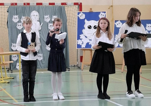 Kaja i Adam odczytujący zwycięzcę “Super Sowa” w kategorii “Najbardziej wymagający Nauczyciel”