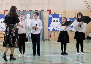 Pani Pedagog odbierająca statuetkę “Super Sowa”