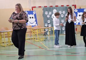 Pani Aneta Kujawska, nauczycielka matematyki, szczęśliwa z otrzymania nagrody