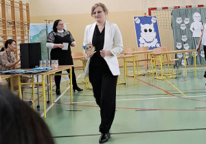 Pani Sylwia Smolarek obdarowana “Super Sową” w kategorii “Najbardziej opanowany Nauczyciel”