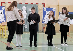 Pani Milena Modranka odbierająca statuetkę