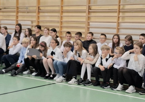 Uczniowie klas: IVa, V i VII, podziwiający występy