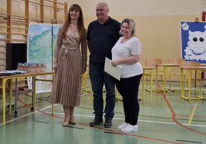 Pani Dyrektor z nagrodzonymi pracownikami obsługi