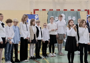 Uczniowie klasy V śpiewający piosenkę “Szkolne życzenia”