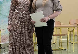 Pani Sekretarz szkoły odbierająca nagrodę od Dyrektora