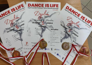 Dyplomy i medale Uczennicy z Ogólnopolskiego Festiwalu Tańca Współczesnego