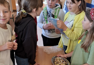 Przedstawicielki SU zadające ciekawe pytania związane z przyjaźnią