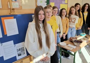 Zdrowe przekąski przygotowane przez uczennice klasy VII