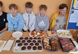 Zdrowe przekąski przygotowane przez uczniów klasy VII