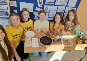 Zdrowe przekąski przygotowane przez uczniów klasy VII