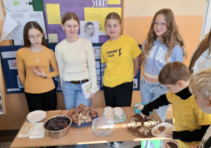 Zdrowe przekąski przygotowane przez uczniów klasy VII