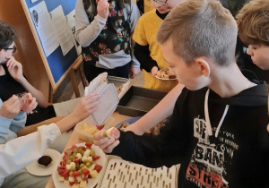 Społeczność uczniowska wykazująca ogromne zainteresowanie przygotowanym jedzeniem