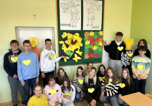 Uczniowie klasy VIII prezentujący wykonane przez siebie “Drzewo wsparcia”