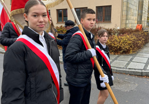 Uczniowie naszej szkoły z pocztem sztandarowym podczas obchodów w Rzgowie
