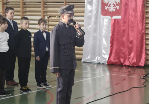 Uczeń przemawia słowami Józefa Piłsudskiego