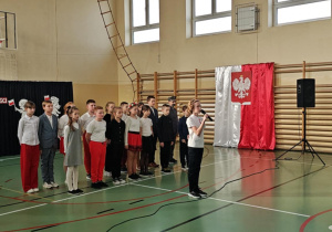 Uczniowie klas czwartej, piątej i szóstej podczas akademii