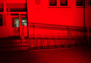 Budynek szkoły Podstawowej w Kalinie rozświetlony na czerwono.