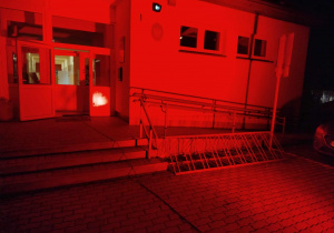 Budynek szkoły Podstawowej w Kalinie rozświetlony na czerwono.