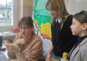 Dzieci testują wiedzę nauczycieli zakresu tabliczki mnożenia