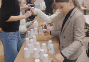 Uczniowie podczas gier i zabaw związanych z tabliczką mnożenia
