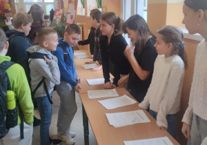 Uczniowie podczas gier i zabaw związanych z tabliczką mnożenia- testy na eksperta tabliczki mnożenia