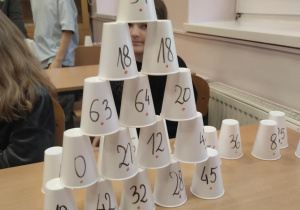 Jedna z gier i zabaw związanych z tabliczką mnożenia- wieża "liczbowych" z kubków