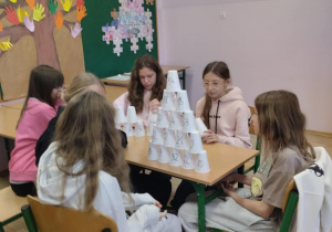 Uczniowie podczas gier i zabaw związanych z tabliczką mnożenia