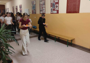 Uczniowie podczas zabaw zręcznościowych- wyścig z piłką do ping ponga