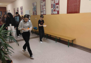 Uczniowie podczas zabaw zręcznościowych- wyścig z piłką do ping ponga