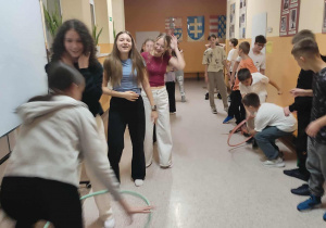 Uczniowie podczas zabaw zręcznościowych- hula-hop