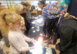 Uczniowie klasy pierwszej podczas wróżb