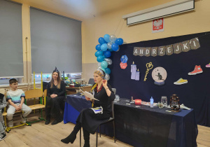 Pani z GBP w Rzgowie czyta dzieciom