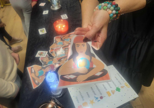 Rysunkowa postać wróżki z magiczną kulą.